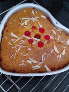 आम सूजी से बना केक (Aam suji se bna cake recipe in Hindi) रेसिपी मुख्य फोटो