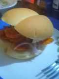Pan con chicharrón de cerdo y salsa criolla