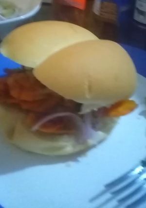Una foto de Pan con chicharrón de cerdo y salsa criolla