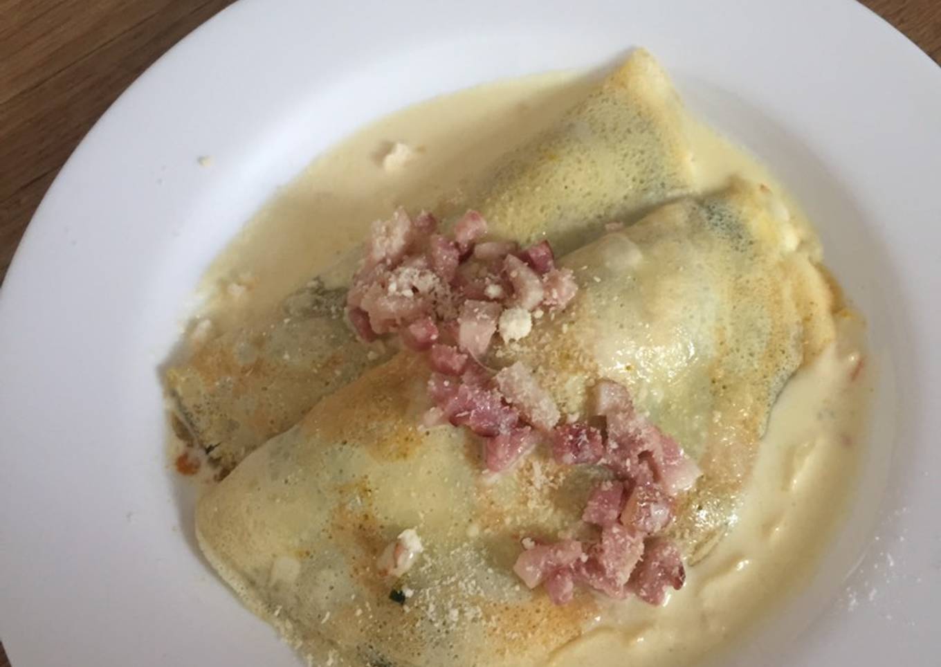 Crepes de espinaca con salsa de panceta