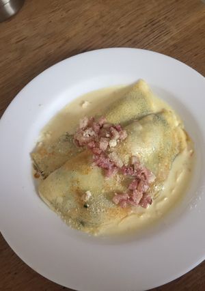 Una foto de Crepes de espinaca con salsa de panceta