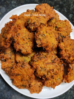 कुरकुरे कांदा पकौड़े (kurkure kanda pakode recipe in Hindi) रेसिपी मुख्य फोटो