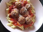 Una foto de pasta con salsa suprema