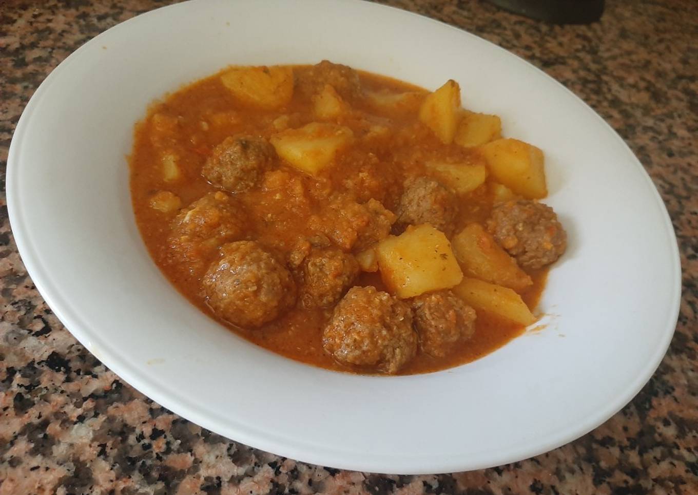 Albóndigas en salsa con patatas