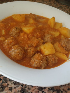 Una foto de Albóndigas en salsa con patatas
