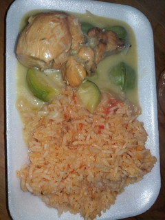 Una foto de Pollo en crema y güicoy
