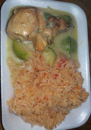 Una foto de Pollo en crema y güicoy