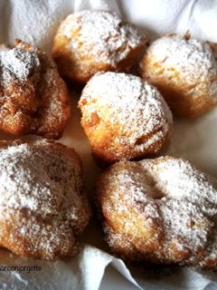 Una foto de Buñuelos crujientes al limón 🍋