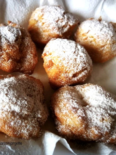 Una foto de Buñuelos crujientes al limón 🍋