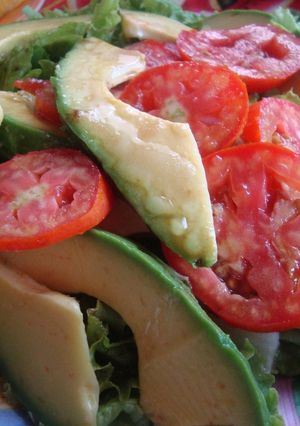 Una foto de Ensalada fresca de Aguacate