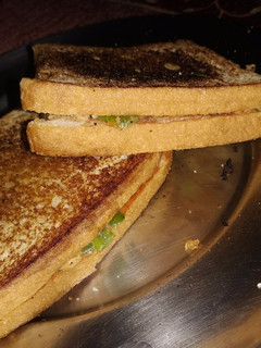 சத்துக்கள் நிறைந்த சுவைமிகு சிக்கன் ஷேன்விச்👌👌 (Chicken sandwich recipe in tamil) செய்முறை முக்கிய புகைப்படம்