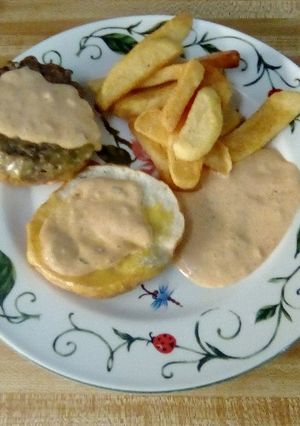A picture of Lee's Yum Yum Burger And Fry Sauce.