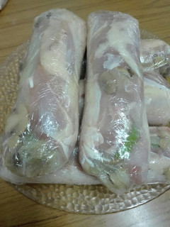 Una foto de Pata y muslo deshuesada rellena con champiñong