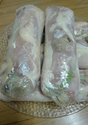 Una foto de Pata y muslo deshuesada rellena con champiñong
