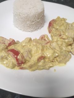 Una foto de Arroz basmati con pollo al curry y nata🍚