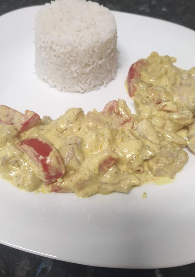 Una foto de Arroz basmati con pollo al curry y nata🍚