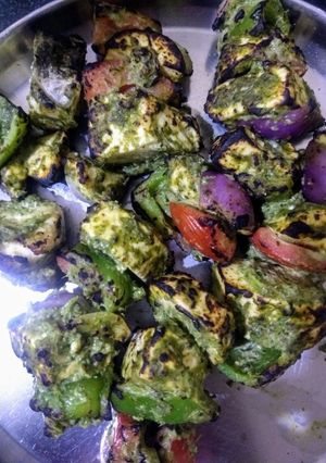 A picture of Pahaadi paneer tikka or hariyali paneer tikka.