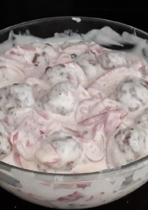 Una foto de Ensaladilla con albóndigas