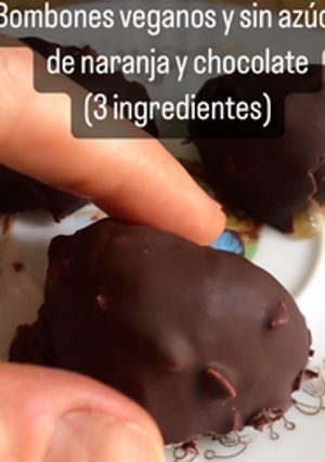 Una foto de Bombones de naranja y chocolate veganos y sin azúcar