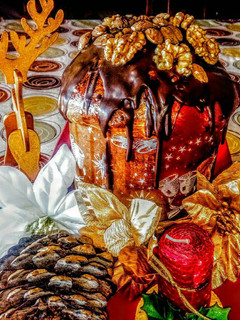 Una foto de Pan dulce esponjoso con chips de chocolate, nueces y almendras