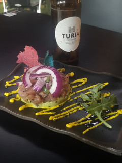 Una foto de Tartar de atún marinado y guacamole