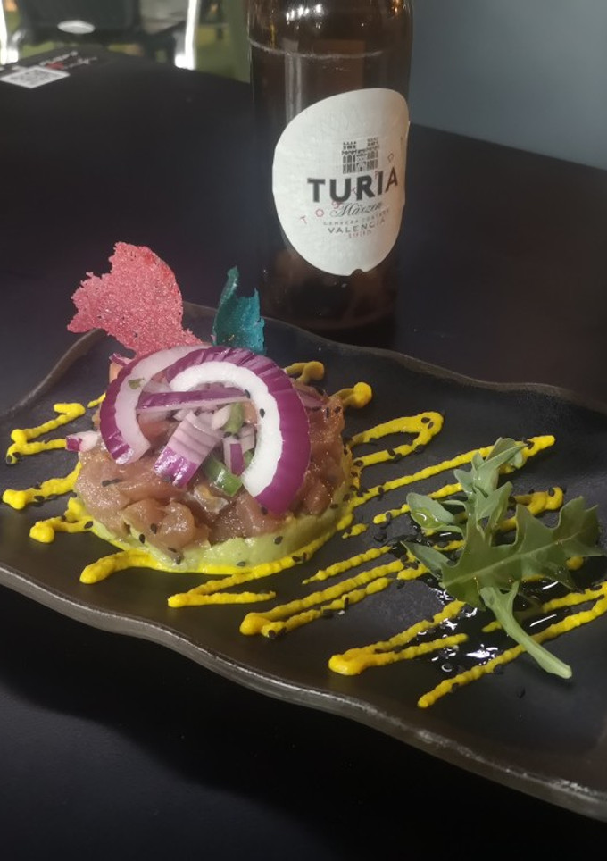 Una foto de Tartar de atún marinado y guacamole