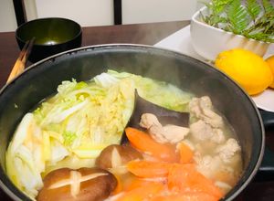Una foto de Hot Pot de pollo con sal y sopa Japonés TORIUMASIONABE🇺🇾🇯🇵鶏うま塩鍋