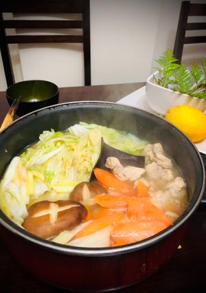 Una foto de Hot Pot de pollo con sal y sopa Japonés TORIUMASIONABE🇺🇾🇯🇵鶏うま塩鍋