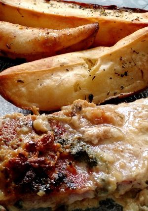 Una foto de Matambre en leche y papas cuña al horno