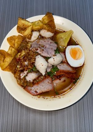รูปของ บะหมี่เกี๊ยวต้มยำหมูกรอบ+หมูแดง