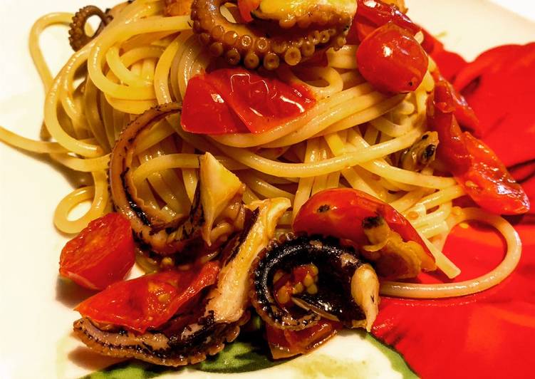 Spaghetti polpo, mazzancolle, vongole e datterini