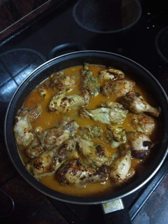 Una foto de Jamoncitos de pollo en salsa de cebolla