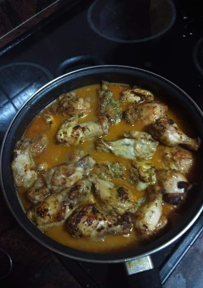 Una foto de Jamoncitos de pollo en salsa de cebolla