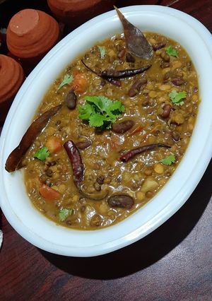 রেস্টুরেন্ট স্টাইল ডাল মাখনি (Restaurant style daal makhani recip রেসিপির প্রধান ছবি
