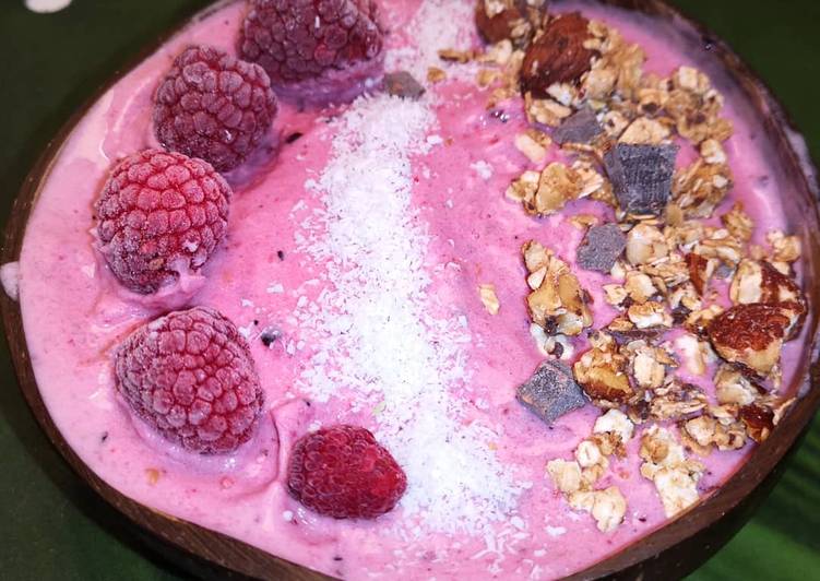 Easiest Way to Prepare Yummy Smoothie bowl au fruits rouges