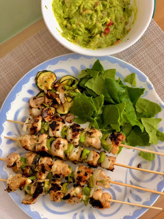Una foto de Brochetas de pollo a la plancha