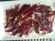 Una foto de carpaccio de seta