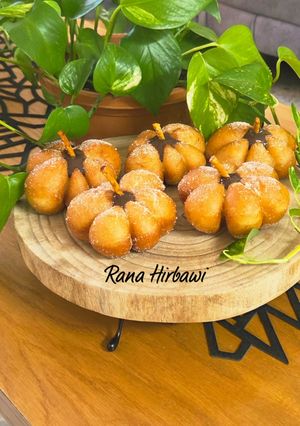 صورة لوصفة دونتس قطنية على شكل يقطين (Pumpkin Donuts) بعجينة هشة ولذيذة 🎃🍩