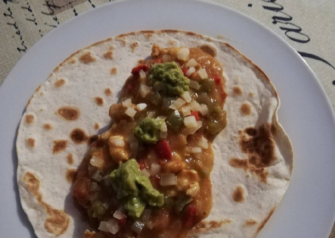 Fajitas de pollo, pimientos, cebolla y queso