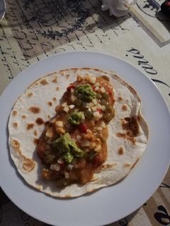 Una foto de Fajitas de pollo, pimientos, cebolla y queso