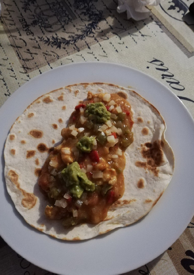 Una foto de Fajitas de pollo, pimientos, cebolla y queso
