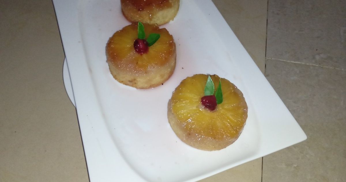 Mini Tortas De Piña Al Estilo Piña Colada, Con Una Textura Muy Mojada Y ...