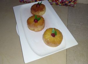 Una foto de Mini tortas de piña al estilo piña colada, con una textura muy mojada y untuosa pero no pesada