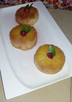 Una foto de Mini tortas de piña al estilo piña colada, con una textura muy mojada y untuosa pero no pesada