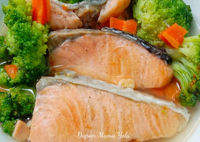 Sup Ikan Salmon Brokoli dan Wortel MPASI 1 Tahun +