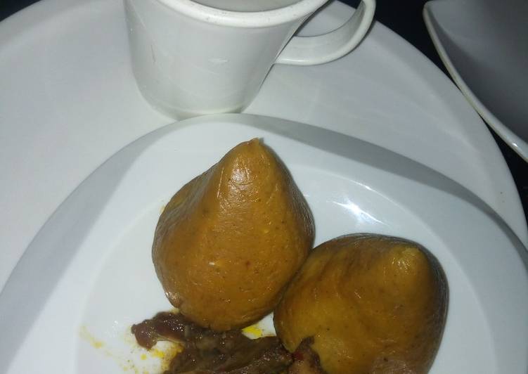 Moimoi (Alale) with kunun gyada and peppered chicken