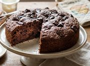Una foto di torta al cioccolato