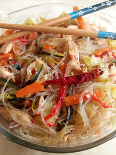 Üvegtésztás csirkehúsos zöldséges saláta 🌶️🥒 recept fotója