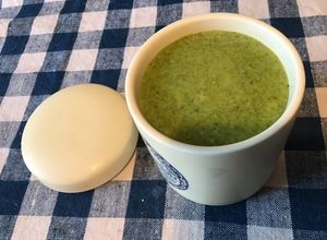 Une photo de Sauce verte aux fanes de carottes,ail et citron