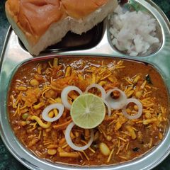 Misal pav A picture of Misal pav.